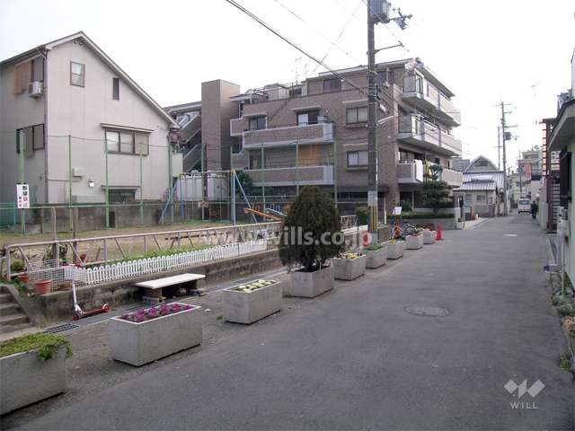 一戸建て中心の住宅地。すぐ北側に小さな公園があります。