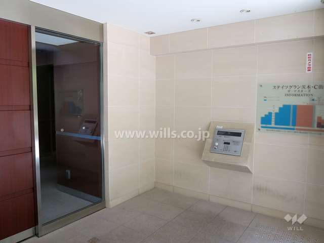 エントランスはオートロック付きです。