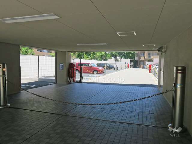 駐車場の出入り口（ロボットゲート付き）