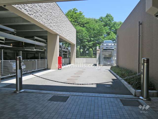 駐車場の出入り口（ロボットゲート付き）