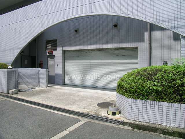 シャッター付きの駐車場入り口
