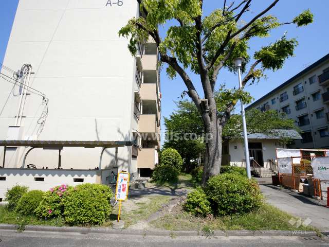 茨木安威団地A-6棟の南側には管理棟があります。