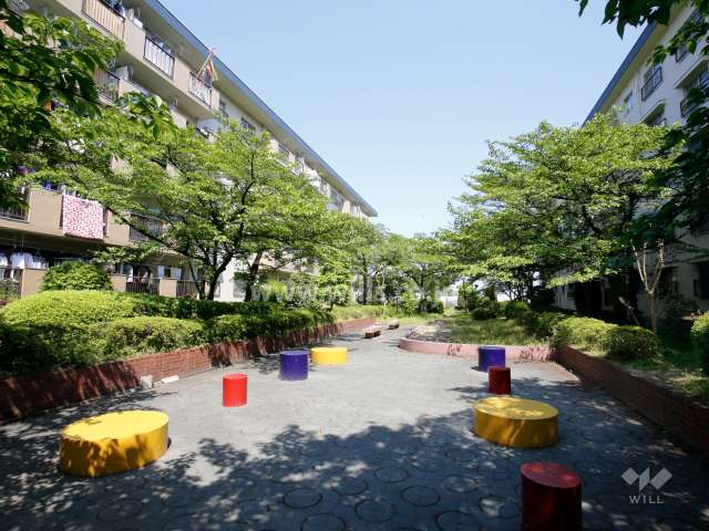 A7棟とA10棟の間にある敷地内の広場（プレイロッド）