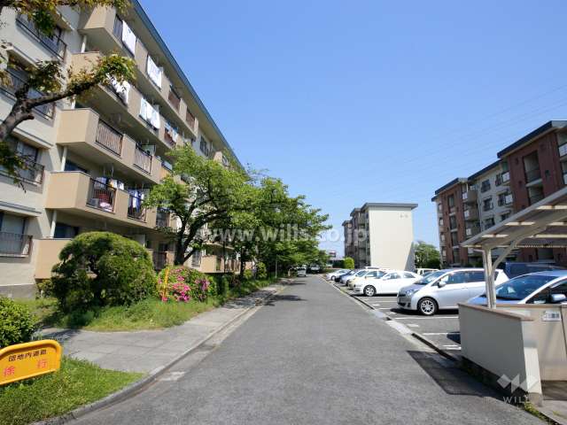 茨木安威団地A-11棟の南側の通路