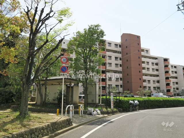 白川高層住宅8号棟の外観（北側から）