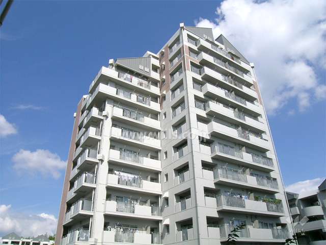 緑地公園グリーンハイツ７号棟の外観（南西側から）