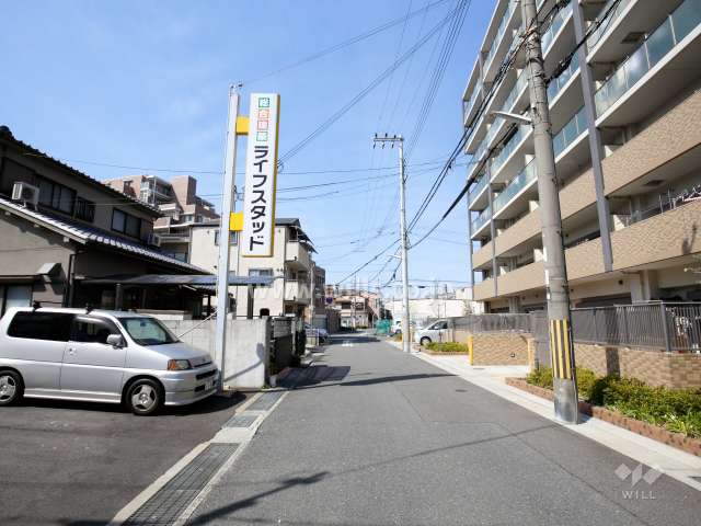 敷地南側の前面道路
