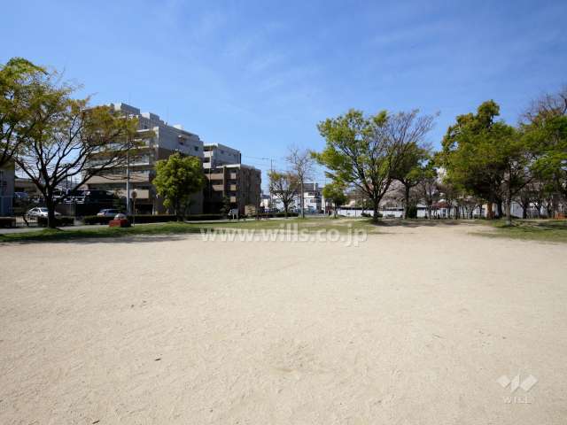 『本庄中央公園』内は緑豊か。東側にはグラウンドもあります。