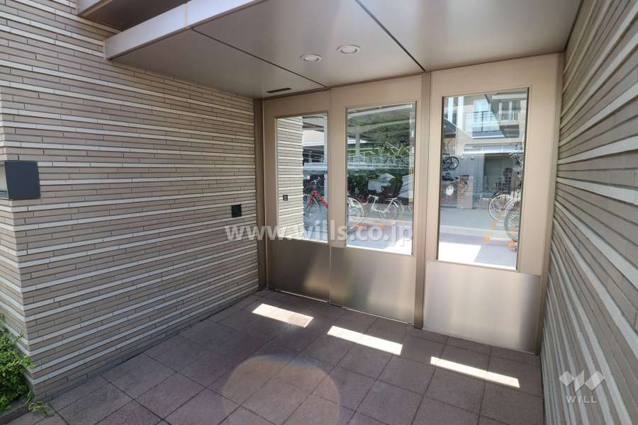 駐輪場入り口(オートロック付き)