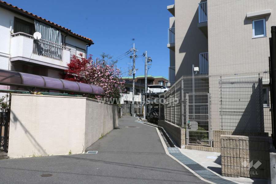 敷地北側の前面道路