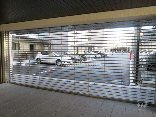 敷地内駐車場（屋外平面式・屋外機械式）出入り口はリングシャッター付きです。
