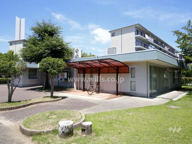 敷地中央に集会所があります。