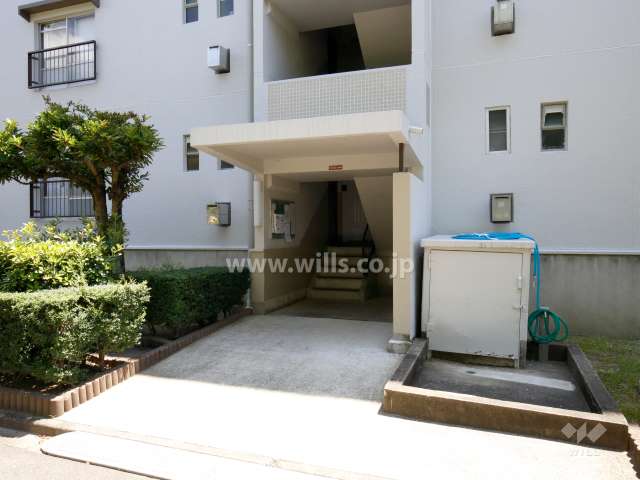 62棟の住戸出入り口（共用ポスト）