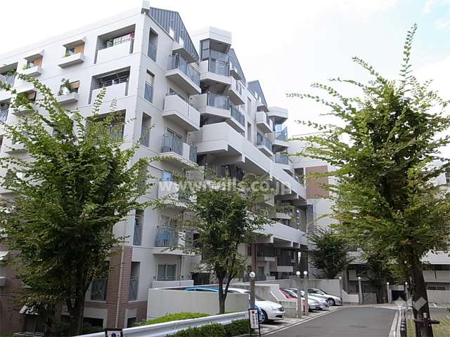 緑地公園グリーンハイツ８号棟の外観（北東側から）