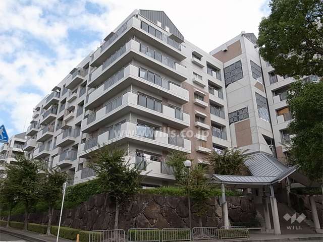 緑地公園グリーンハイツ８号棟（北側の棟）の外観（南西側から）