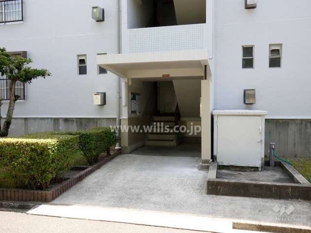 64棟の住戸出入り口（共用ポスト）