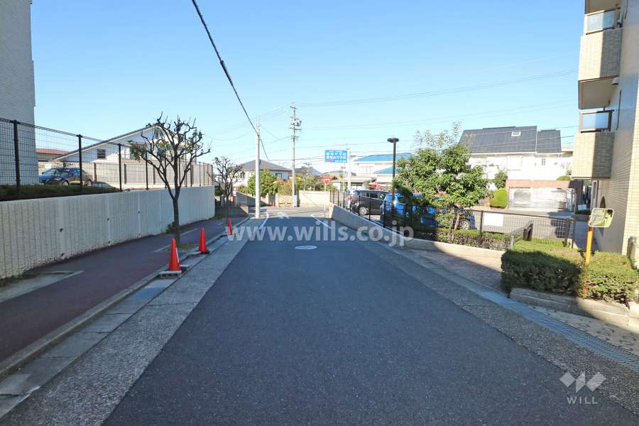 敷地西側の前面道路