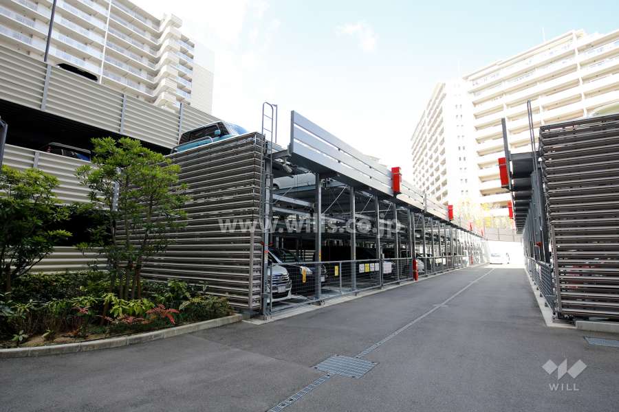 敷地内駐車場（屋外平面式と機械式）歩車分離設計になっています。