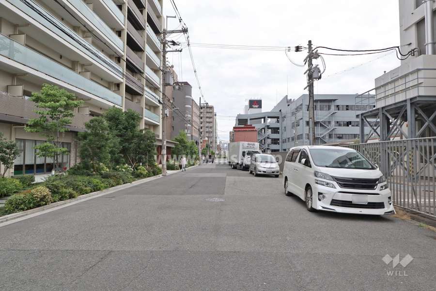 敷地西側の前面道路