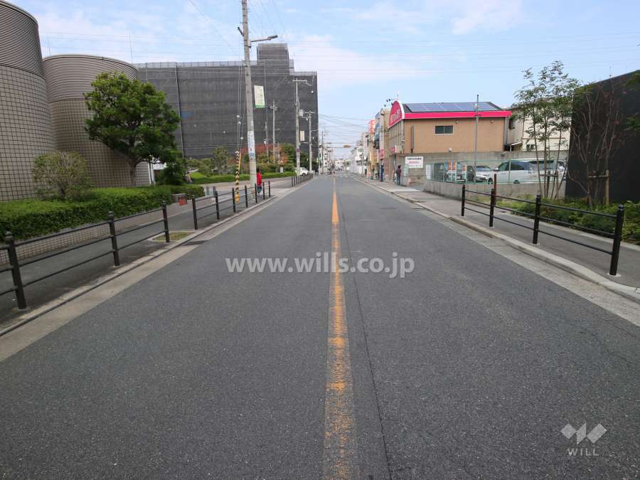 神崎川エアリーの南西側前面道路。二車線のバス通りです。