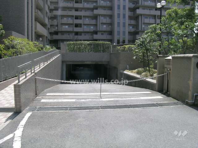 駐車場入口（ロボットゲート付き）