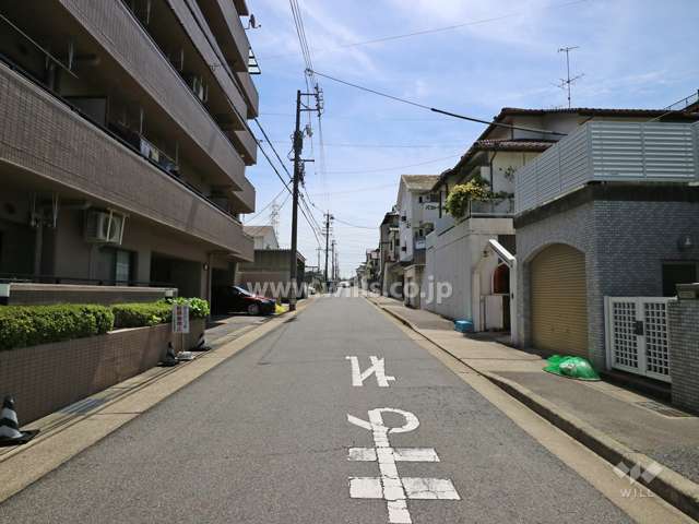 敷地の南西側前面道路（北西側から）