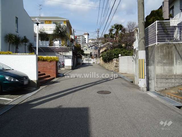 敷地の東側前面道路（南側から）