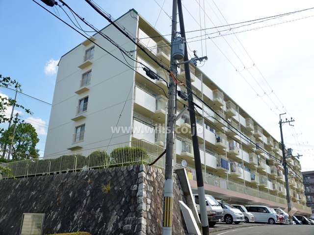 イトーピア高槻松が丘の外観（南西側から）