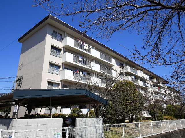 茨木郡山B住宅A27棟の外観（南西側から）