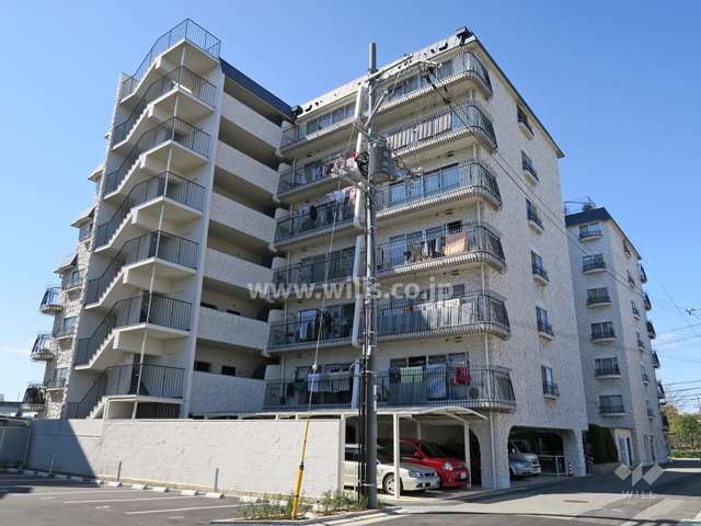 秀和南茨木レジデンスの外観（北東側から）