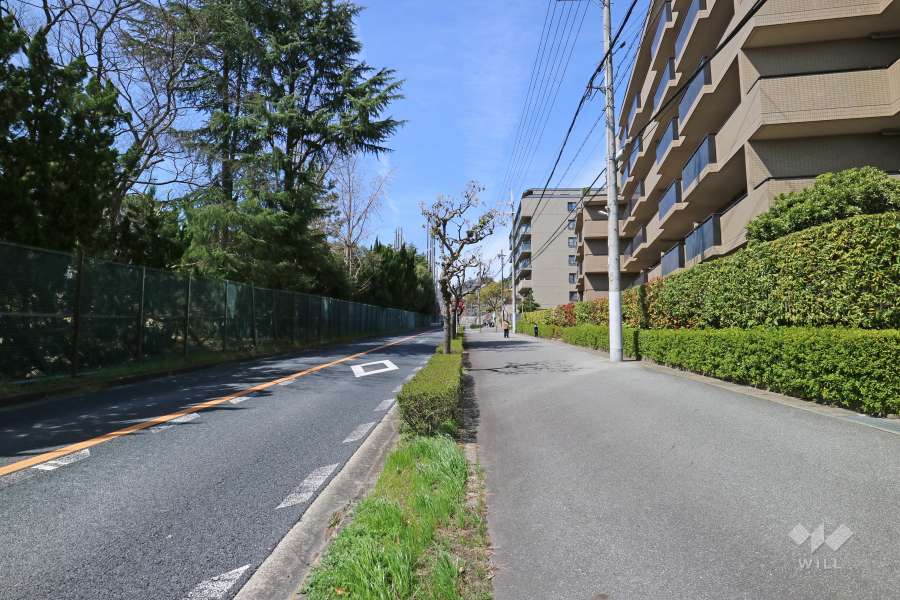 敷地南側の前面道路（県道16号明石神戸宝塚線）