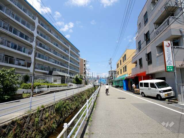 敷地東側の前面道路。目の前を水路が流れています。