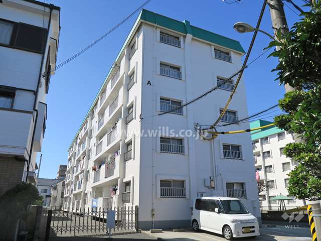 マンション沢良宜A棟の外観（南東側から）
