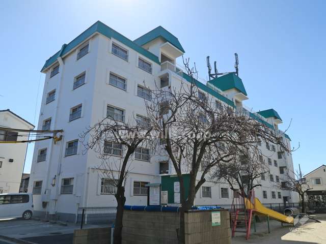 マンション沢良宜A棟の外観（北東側から）