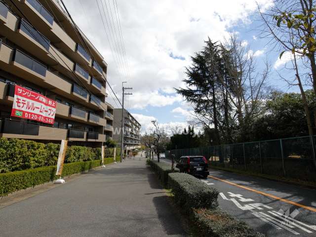 敷地南側の前面道路（二車線のバス通り）向かい側に宝塚ゴルフ倶楽部があります。