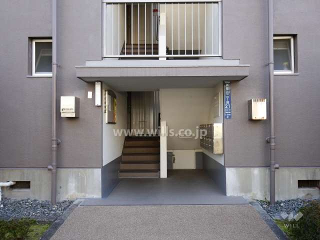 A21棟の住戸出入り口（共用ポスト）