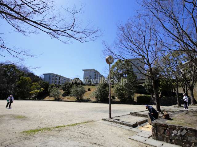 敷地の東側には緑豊かな『郡山公園』があります。