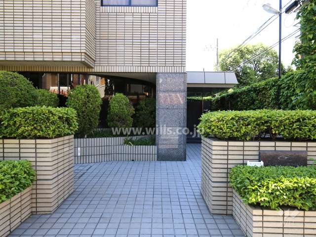 植栽スペースに囲まれたエントランスアプローチ