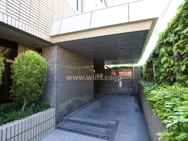 石張りのエントランス