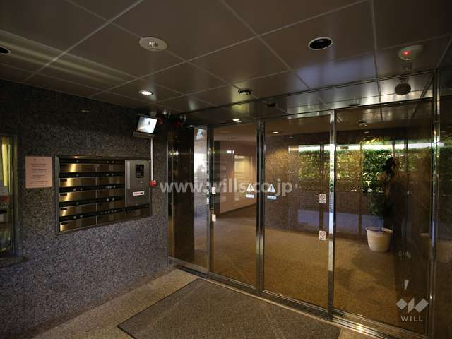 エントランスはオートロック付きです。