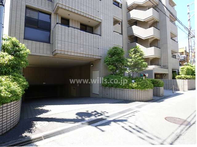 駐車場の出入り口（駐車場は地階にあります。）