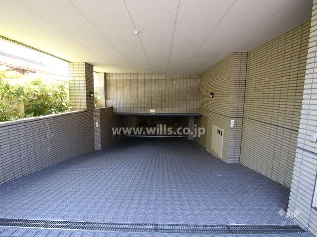 出入り口にはリングシャッターが設置されています。