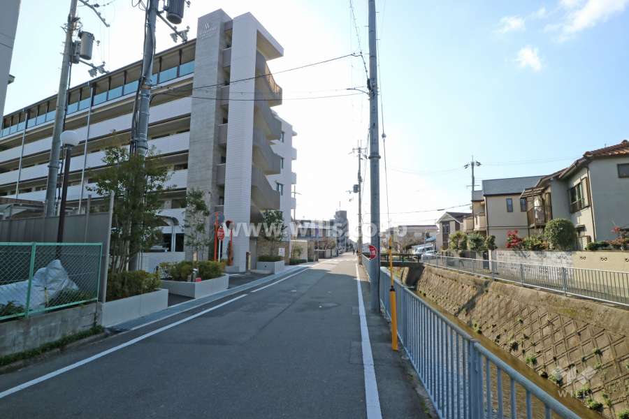 敷地北西側の前面道路