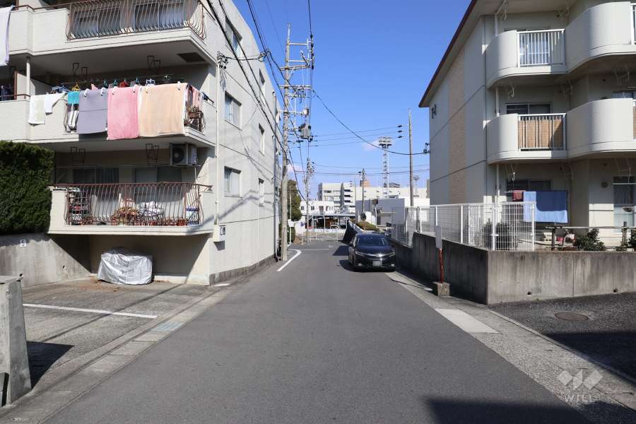 物件の東側前面道路（南側から）