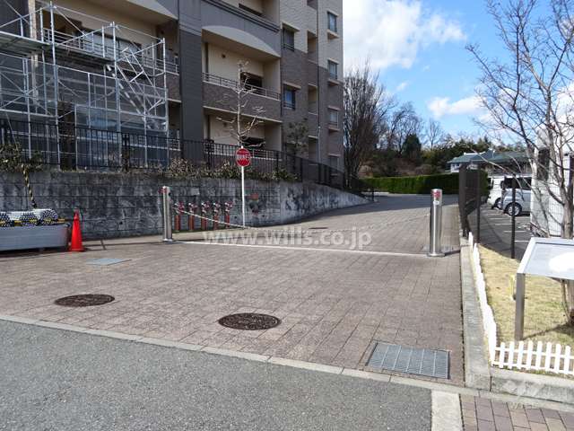 駐車場の出入り口（ロボットゲート付き）