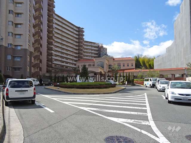 エントランス前はロータリーになっています。