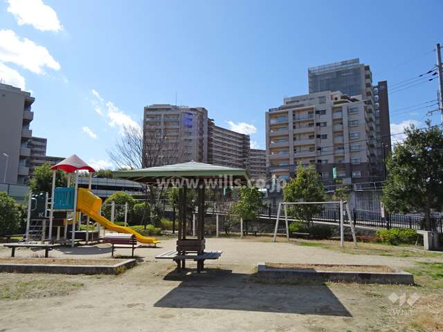 敷地の入口にある美穂ケ丘公園