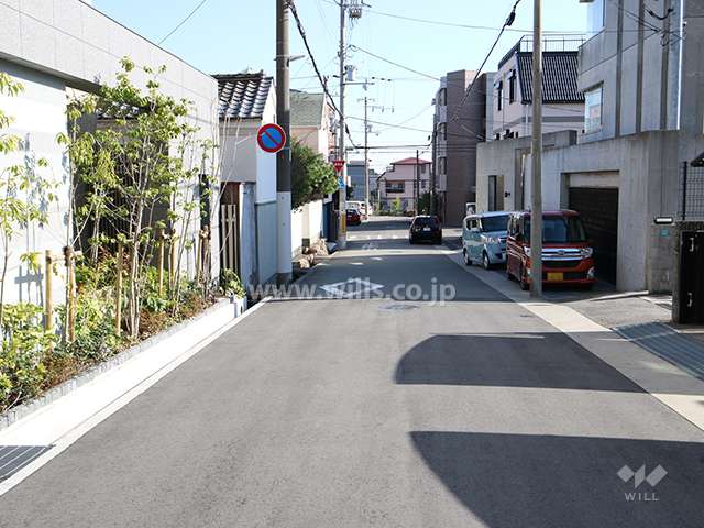 敷地西側の前面道路