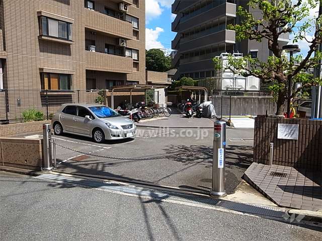 ロボットゲート付きの敷地内駐車場