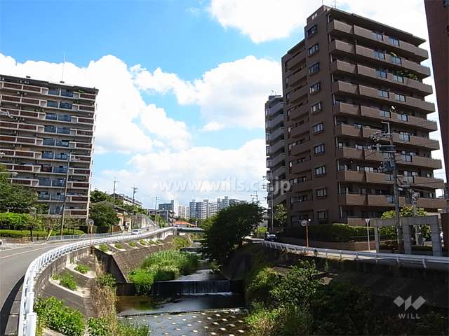 敷地の西側には千里川が流れています。